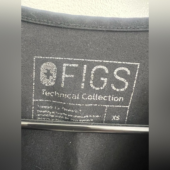 Figs one pocket scrub top - Picture 3 of 4